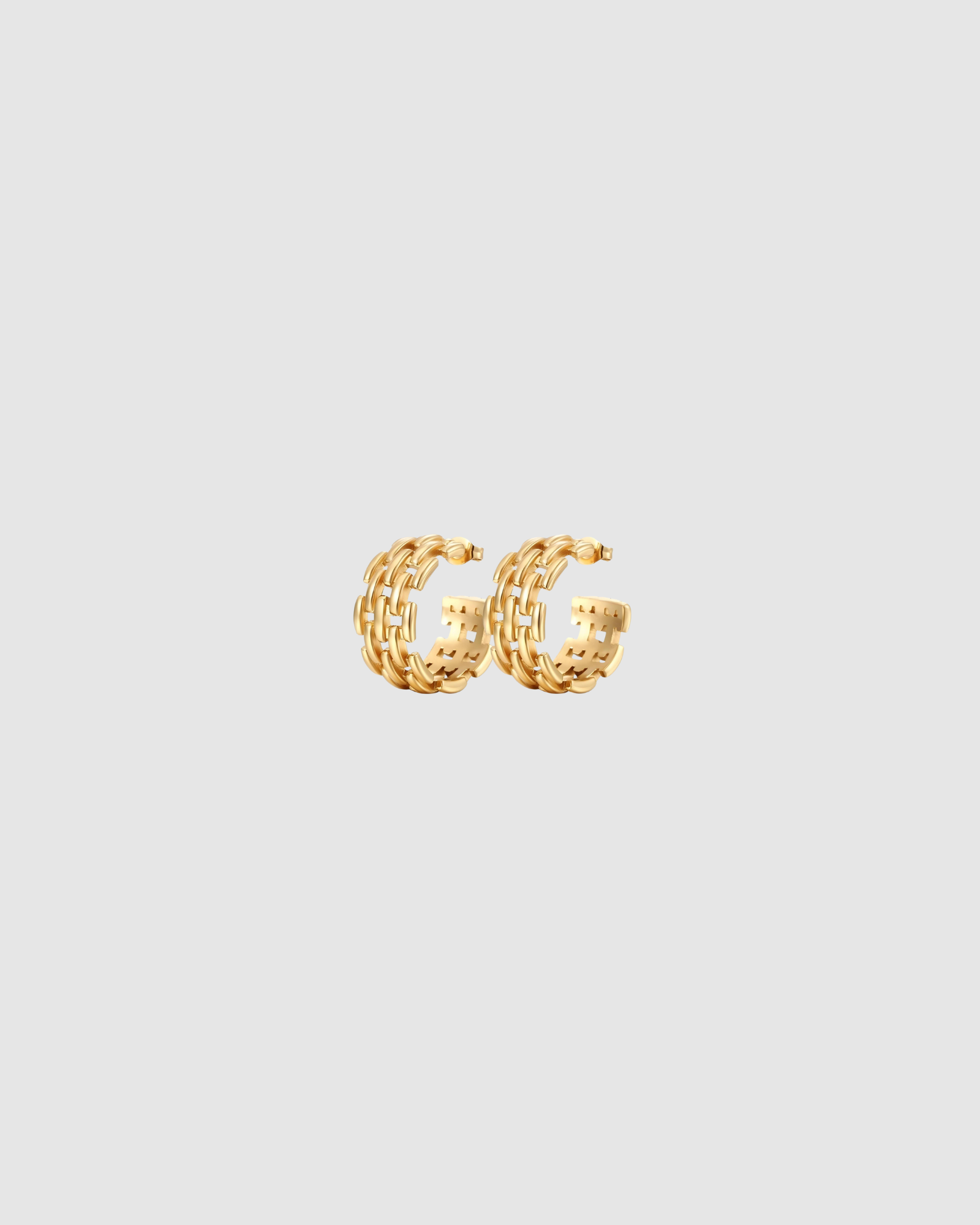 Chain Earrings by Castel & Co are stainless steel chain hoop earrings available in gold-plated and silver-tone finishes. Featuring a bold linked texture for a modern, statement edge while remaining versatile for everyday wear. Measuring 2.2 x 1.2 cm and weighing 11g, with a secure stud closure. Hypoallergenic and waterproof.
Final sale item — not eligible for returns due to hygiene regulations.