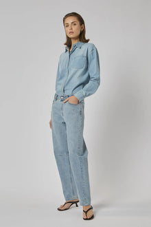 DRICOPER | CHLOE MID RISE BARREL

Mid-rise Barrel Jeans that sit on the hips and are made from sturdy 100% Cotton Denim. Style them with pointe flats or a heel for an elevated look.

Available colours : Pacific Blue &amp; Sunbleach

Model Wears Size 8/Small and is 176cm tall

Composition: 100% Cotton Denim