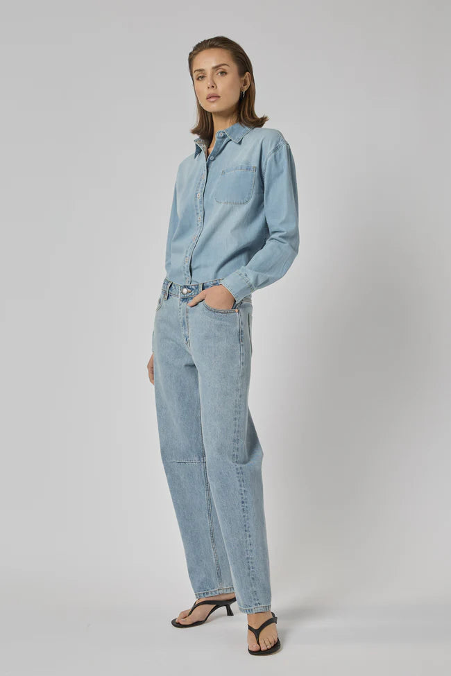 DRICOPER | CHLOE MID RISE BARREL

Mid-rise Barrel Jeans that sit on the hips and are made from sturdy 100% Cotton Denim. Style them with pointe flats or a heel for an elevated look.

Available colours : Pacific Blue &amp; Sunbleach

Model Wears Size 8/Small and is 176cm tall

Composition: 100% Cotton Denim
