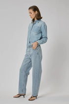 DRICOPER | CHLOE MID RISE BARREL

Mid-rise Barrel Jeans that sit on the hips and are made from sturdy 100% Cotton Denim. Style them with pointe flats or a heel for an elevated look.

Available colours : Pacific Blue &amp; Sunbleach

Model Wears Size 8/Small and is 176cm tall

Composition: 100% Cotton Denim