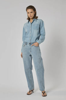 DRICOPER | CHLOE MID RISE BARREL

Mid-rise Barrel Jeans that sit on the hips and are made from sturdy 100% Cotton Denim. Style them with pointe flats or a heel for an elevated look.

Available colours : Pacific Blue &amp; Sunbleach

Model Wears Size 8/Small and is 176cm tall

Composition: 100% Cotton Denim