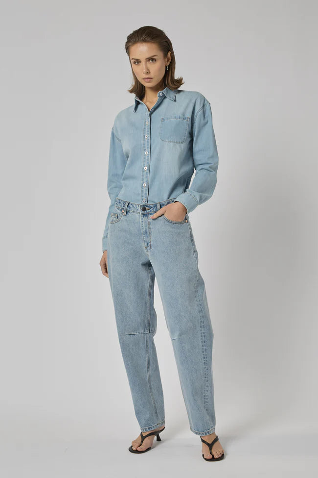 DRICOPER | CHLOE MID RISE BARREL

Mid-rise Barrel Jeans that sit on the hips and are made from sturdy 100% Cotton Denim. Style them with pointe flats or a heel for an elevated look.

Available colours : Pacific Blue &amp; Sunbleach

Model Wears Size 8/Small and is 176cm tall

Composition: 100% Cotton Denim
