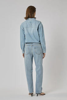 DRICOPER | CHLOE MID RISE BARREL

Mid-rise Barrel Jeans that sit on the hips and are made from sturdy 100% Cotton Denim. Style them with pointe flats or a heel for an elevated look.

Available colours : Pacific Blue &amp; Sunbleach

Model Wears Size 8/Small and is 176cm tall

Composition: 100% Cotton Denim