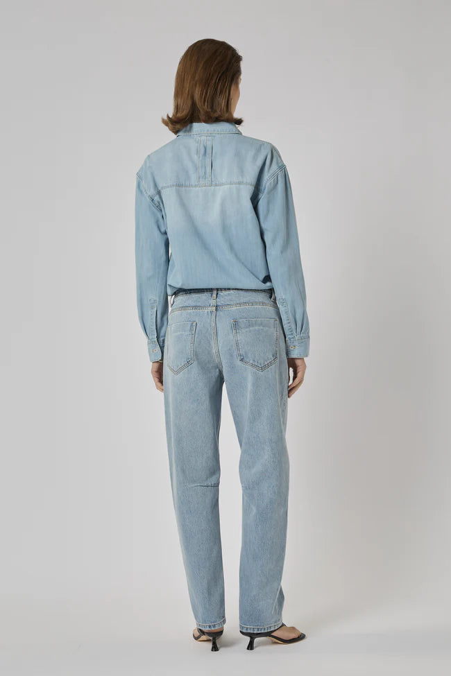 DRICOPER | CHLOE MID RISE BARREL

Mid-rise Barrel Jeans that sit on the hips and are made from sturdy 100% Cotton Denim. Style them with pointe flats or a heel for an elevated look.

Available colours : Pacific Blue &amp; Sunbleach

Model Wears Size 8/Small and is 176cm tall

Composition: 100% Cotton Denim