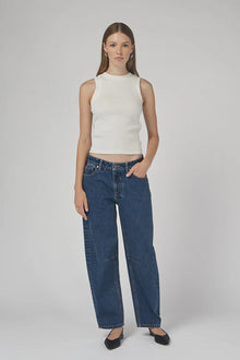 DRICOPER | CHLOE MID RISE BARREL

Mid-rise Barrel Jeans that sit on the hips and are made from sturdy 100% Cotton Denim. Style them with pointe flats or a heel for an elevated look.

Available colours : Pacific Blue &amp; Sunbleach

Model Wears Size 8/Small and is 176cm tall

Composition: 100% Cotton Denim