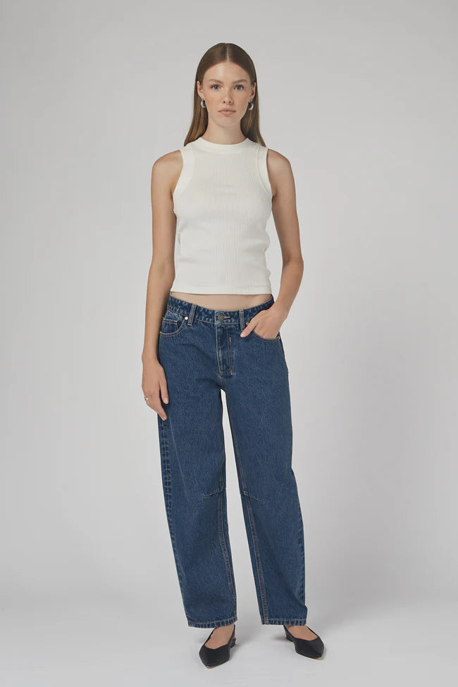 DRICOPER | CHLOE MID RISE BARREL

Mid-rise Barrel Jeans that sit on the hips and are made from sturdy 100% Cotton Denim. Style them with pointe flats or a heel for an elevated look.

Available colours : Pacific Blue &amp; Sunbleach

Model Wears Size 8/Small and is 176cm tall

Composition: 100% Cotton Denim