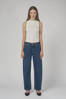 DRICOPER | CHLOE MID RISE BARREL

Mid-rise Barrel Jeans that sit on the hips and are made from sturdy 100% Cotton Denim. Style them with pointe flats or a heel for an elevated look.

Available colours : Pacific Blue &amp; Sunbleach

Model Wears Size 8/Small and is 176cm tall

Composition: 100% Cotton Denim