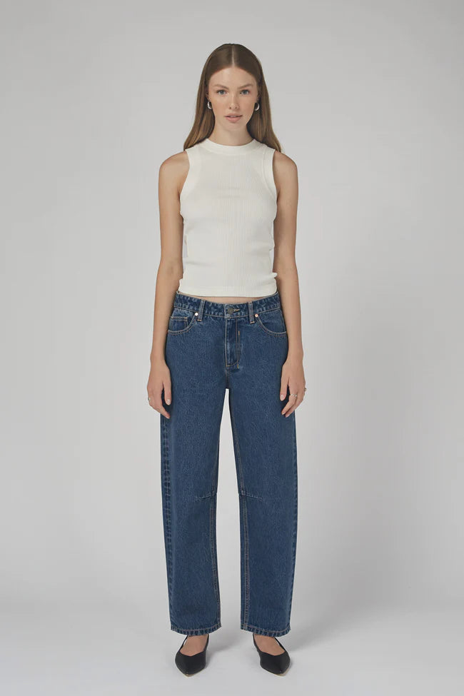 DRICOPER | CHLOE MID RISE BARREL

Mid-rise Barrel Jeans that sit on the hips and are made from sturdy 100% Cotton Denim. Style them with pointe flats or a heel for an elevated look.

Available colours : Pacific Blue &amp; Sunbleach

Model Wears Size 8/Small and is 176cm tall

Composition: 100% Cotton Denim