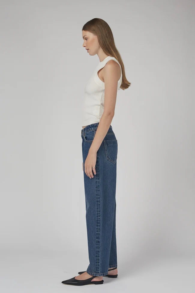 DRICOPER | CHLOE MID RISE BARREL

Mid-rise Barrel Jeans that sit on the hips and are made from sturdy 100% Cotton Denim. Style them with pointe flats or a heel for an elevated look.

Available colours : Pacific Blue &amp; Sunbleach

Model Wears Size 8/Small and is 176cm tall

Composition: 100% Cotton Denim