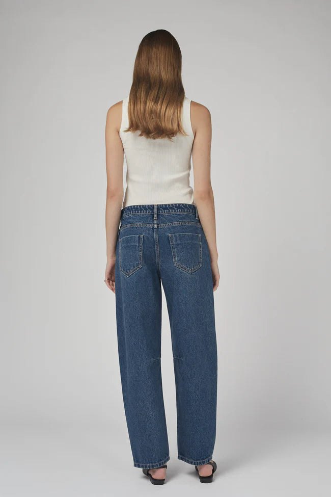 DRICOPER | CHLOE MID RISE BARREL

Mid-rise Barrel Jeans that sit on the hips and are made from sturdy 100% Cotton Denim. Style them with pointe flats or a heel for an elevated look.

Available colours : Pacific Blue &amp; Sunbleach

Model Wears Size 8/Small and is 176cm tall

Composition: 100% Cotton Denim