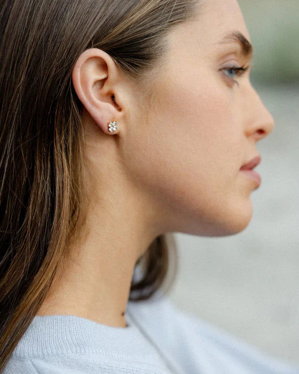 Delicate with a hint of sparkle. These charming Castel & Co Clover studs are adorned with petite diamantes for a subtle shimmer. A timeless style that brings just enough shine for everyday wear or a refined finish to evening looks.

Main material: gold plating, stainless steel
Closure type: stud
Earrings size: 0,5 x 0,5 cm
Inserts: cubic zirconia
Waterproof and hypoallergenic
Weight: 1g