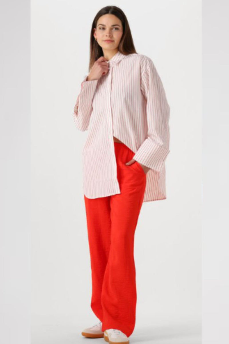 MSCH Henra Landonna Pants are a lightweight vicose and polyamid quality. The pants feature a slim waistband with a tie string.

Fitting
These pants has a loose fit.

Composition
82% LENZING™ ECOVERO™ ­viscose fibers &amp; 18% Polyamide