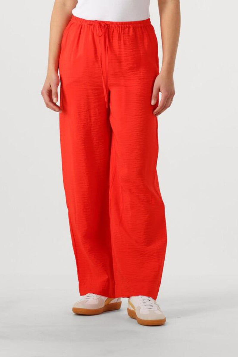 MSCH Henra Landonna Pants are a lightweight vicose and polyamid quality. The pants feature a slim waistband with a tie string.

Fitting
These pants has a loose fit.

Composition
82% LENZING™ ECOVERO™ ­viscose fibers &amp; 18% Polyamide