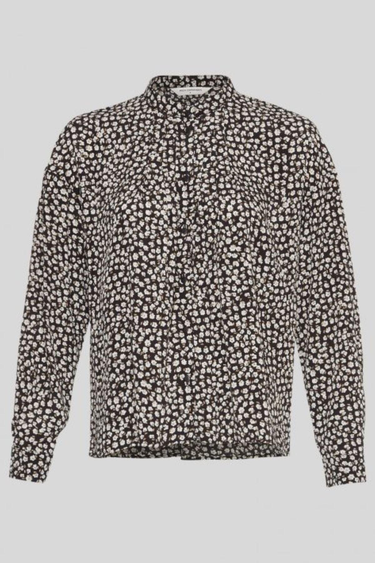The MSCH Zeida shirt is crafted from a beautiful black fabric with a delicate white floral print. Featuring long sleeves, a small collar, and cuffs, it's the perfect everyday shirt thanks to its lightweight and comfortable design. Style it with black for a complete autumn look, or pair it with your favorite skirt to brighten up your outfit.