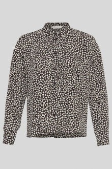 The MSCH Zeida shirt is crafted from a beautiful black fabric with a delicate white floral print. Featuring long sleeves, a small collar, and cuffs, it's the perfect everyday shirt thanks to its lightweight and comfortable design. Style it with black for a complete autumn look, or pair it with your favorite skirt to brighten up your outfit.