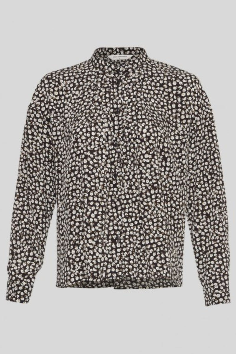 The MSCH Zeida shirt is crafted from a beautiful black fabric with a delicate white floral print. Featuring long sleeves, a small collar, and cuffs, it's the perfect everyday shirt thanks to its lightweight and comfortable design. Style it with black for a complete autumn look, or pair it with your favorite skirt to brighten up your outfit.