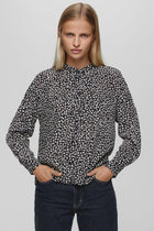 The MSCH Zeida shirt is crafted from a beautiful black fabric with a delicate white floral print. Featuring long sleeves, a small collar, and cuffs, it's the perfect everyday shirt thanks to its lightweight and comfortable design. Style it with black for a complete autumn look, or pair it with your favorite skirt to brighten up your outfit.