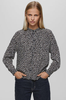 The MSCH Zeida shirt is crafted from a beautiful black fabric with a delicate white floral print. Featuring long sleeves, a small collar, and cuffs, it's the perfect everyday shirt thanks to its lightweight and comfortable design. Style it with black for a complete autumn look, or pair it with your favorite skirt to brighten up your outfit.