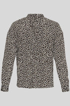 The MSCH Zeida shirt is crafted from a beautiful black fabric with a delicate white floral print. Featuring long sleeves, a small collar, and cuffs, it's the perfect everyday shirt thanks to its lightweight and comfortable design. Style it with black for a complete autumn look, or pair it with your favorite skirt to brighten up your outfit.