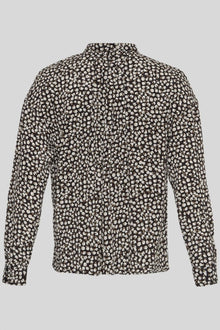 The MSCH Zeida shirt is crafted from a beautiful black fabric with a delicate white floral print. Featuring long sleeves, a small collar, and cuffs, it's the perfect everyday shirt thanks to its lightweight and comfortable design. Style it with black for a complete autumn look, or pair it with your favorite skirt to brighten up your outfit.