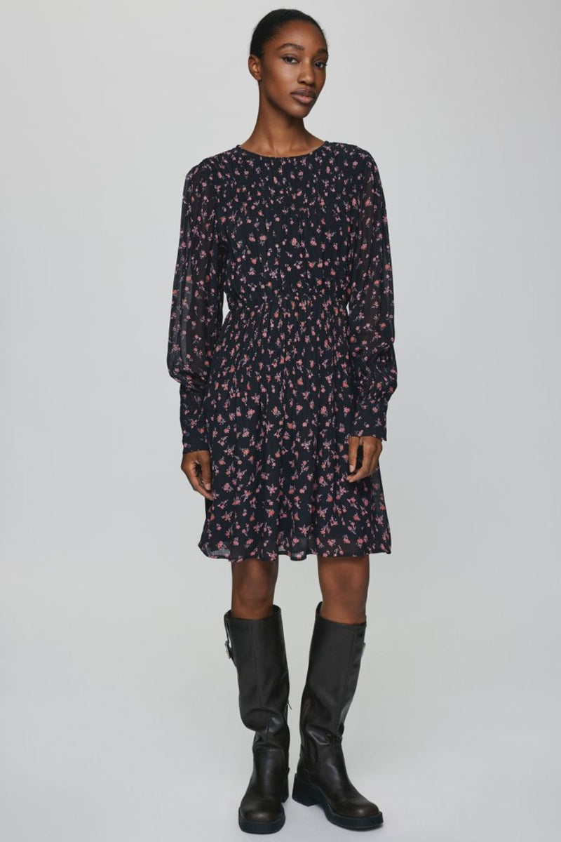 MSCH Evelda dress is a feminine and floral dress, in a viscose lightweight outer layer with a black pettycoat. The dress features a long sleeve with a wide cuff, a simple round neckline and an elastic at the waist. There are small buttons at the front of the dress, allowing you to choose whether you want it more open at the chest or fully closed.

Fitting
This dress has a regular fit. The model is 173cm and wears a size S.

Composition
100% Viscose
