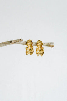 Textured, bold, and effortlessly chic—the Castel & Co Crinkle Earrings in Gold bring a sculptural edge to classic jewellery. Their organic, rippled design reflects light beautifully, creating a statement that feels both modern and timeless. Perfect for adding depth to minimal looks or enhancing an already bold ensemble, these earrings offer a sophisticated yet playful finish to any outfit.

Main material: gold plating, stainless steel
Closure type: stud
Earrings size: 3 x 1,5 cm
Waterproof/ hypoallergenic