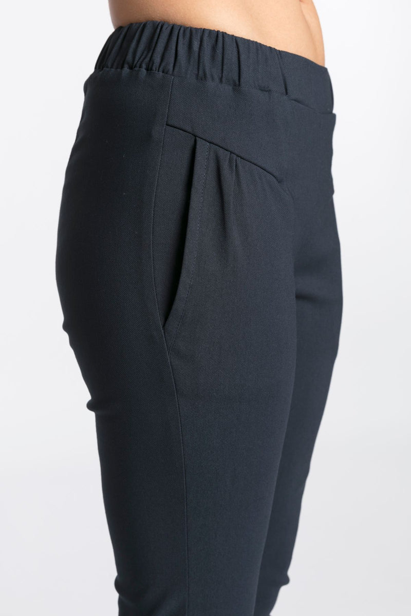 NES Dartsta Pant is the ultimate pant for easy wear and effortless style. Made from a super stretchy twill fabric, these pants feature a flat front and elasticated waist for a comfortable, flattering fit. The angled side pockets add practicality, making them perfect for both the office and a night out. With a slim leg silhouette