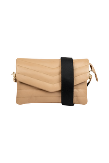 Alēo Darlo mini crossbody bag

features:

crossbody chevron quilted puffer with accordion style compartments | canvas crossbody strap | sand coloured cotton lining with interior zip closure and exterior magnetic closure | foil embossed signature on strap detail