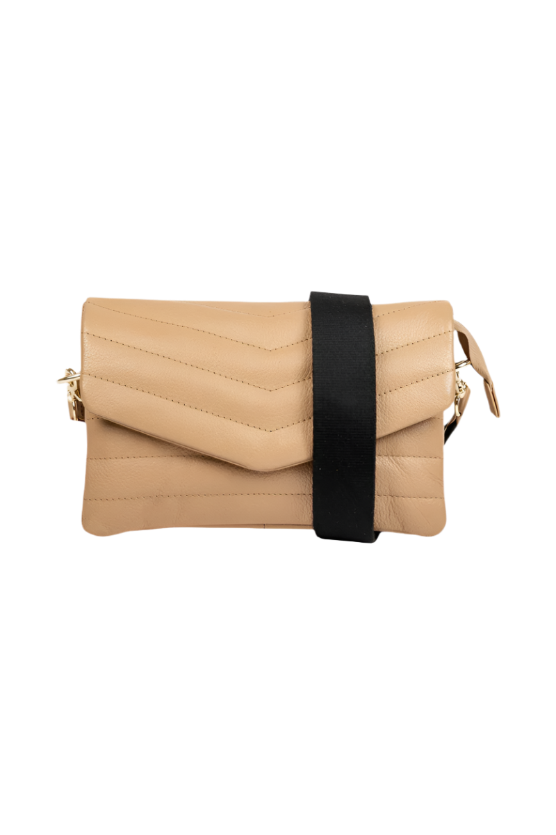 Alēo Darlo mini crossbody bag

features:

crossbody chevron quilted puffer with accordion style compartments | canvas crossbody strap | sand coloured cotton lining with interior zip closure and exterior magnetic closure | foil embossed signature on strap detail