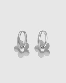 Playful, delicate, and full of charm—the Castel & Co Daisy Earrings in gold bring a fresh, whimsical touch to any look. With their dainty floral design and radiant gold finish, they add just the right amount of sweetness and sophistication. Perfect for everyday wear or as a subtle statement, these earrings are a little ray of sunshine for your jewellery collection.

Main material: gold plating, stainless steel
Closure type: congo
Earrings size: 1,5 x 1,5 cm
Waterproof and hypoallergenic
Weight: 7g