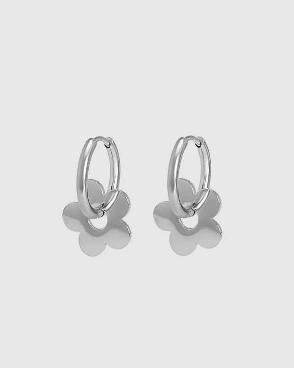Playful, delicate, and full of charm—the Castel & Co Daisy Earrings in gold bring a fresh, whimsical touch to any look. With their dainty floral design and radiant gold finish, they add just the right amount of sweetness and sophistication. Perfect for everyday wear or as a subtle statement, these earrings are a little ray of sunshine for your jewellery collection.

Main material: gold plating, stainless steel
Closure type: congo
Earrings size: 1,5 x 1,5 cm
Waterproof and hypoallergenic
Weight: 7g