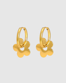 Playful, delicate, and full of charm—the Castel & Co Daisy Earrings in gold bring a fresh, whimsical touch to any look. With their dainty floral design and radiant gold finish, they add just the right amount of sweetness and sophistication. Perfect for everyday wear or as a subtle statement, these earrings are a little ray of sunshine for your jewellery collection.

Main material: gold plating, stainless steel
Closure type: congo
Earrings size: 1,5 x 1,5 cm
Waterproof and hypoallergenic
Weight: 7g