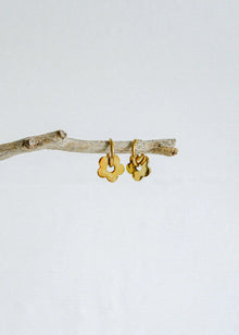 Playful, delicate, and full of charm—the Castel & Co Daisy Earrings in gold bring a fresh, whimsical touch to any look. With their dainty floral design and radiant gold finish, they add just the right amount of sweetness and sophistication. Perfect for everyday wear or as a subtle statement, these earrings are a little ray of sunshine for your jewellery collection.

Main material: gold plating, stainless steel
Closure type: congo
Earrings size: 1,5 x 1,5 cm
Waterproof and hypoallergenic
Weight: 7g