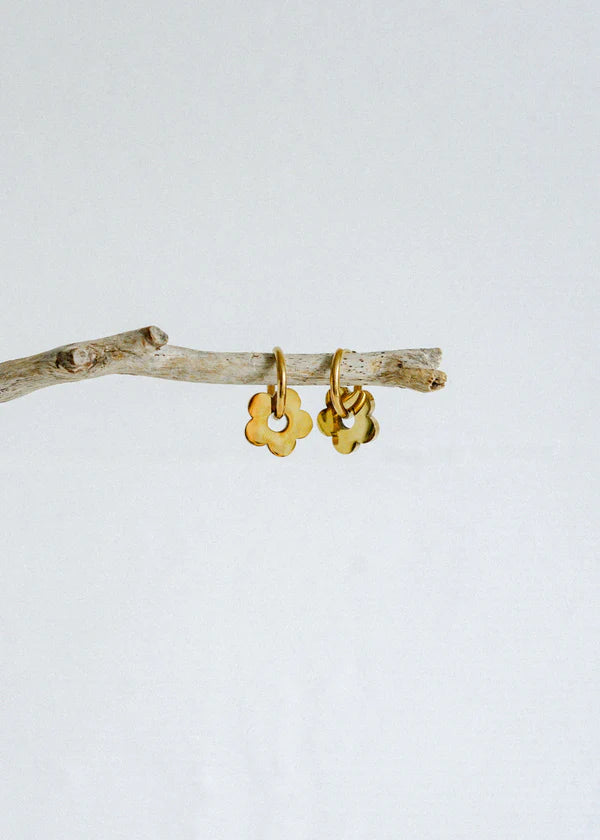 Playful, delicate, and full of charm—the Castel & Co Daisy Earrings in gold bring a fresh, whimsical touch to any look. With their dainty floral design and radiant gold finish, they add just the right amount of sweetness and sophistication. Perfect for everyday wear or as a subtle statement, these earrings are a little ray of sunshine for your jewellery collection.

Main material: gold plating, stainless steel
Closure type: congo
Earrings size: 1,5 x 1,5 cm
Waterproof and hypoallergenic
Weight: 7g