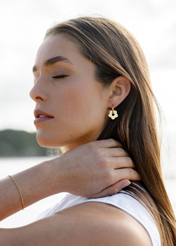 Playful, delicate, and full of charm—the Castel & Co Daisy Earrings in gold bring a fresh, whimsical touch to any look. With their dainty floral design and radiant gold finish, they add just the right amount of sweetness and sophistication. Perfect for everyday wear or as a subtle statement, these earrings are a little ray of sunshine for your jewellery collection.

Main material: gold plating, stainless steel
Closure type: congo
Earrings size: 1,5 x 1,5 cm
Waterproof and hypoallergenic
Weight: 7g