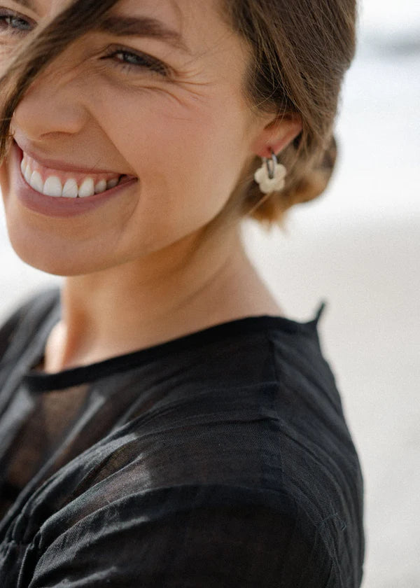 Playful, delicate, and full of charm—the Castel & Co Daisy Earrings in gold bring a fresh, whimsical touch to any look. With their dainty floral design and radiant gold finish, they add just the right amount of sweetness and sophistication. Perfect for everyday wear or as a subtle statement, these earrings are a little ray of sunshine for your jewellery collection.

Main material: gold plating, stainless steel
Closure type: congo
Earrings size: 1,5 x 1,5 cm
Waterproof and hypoallergenic
Weight: 7g