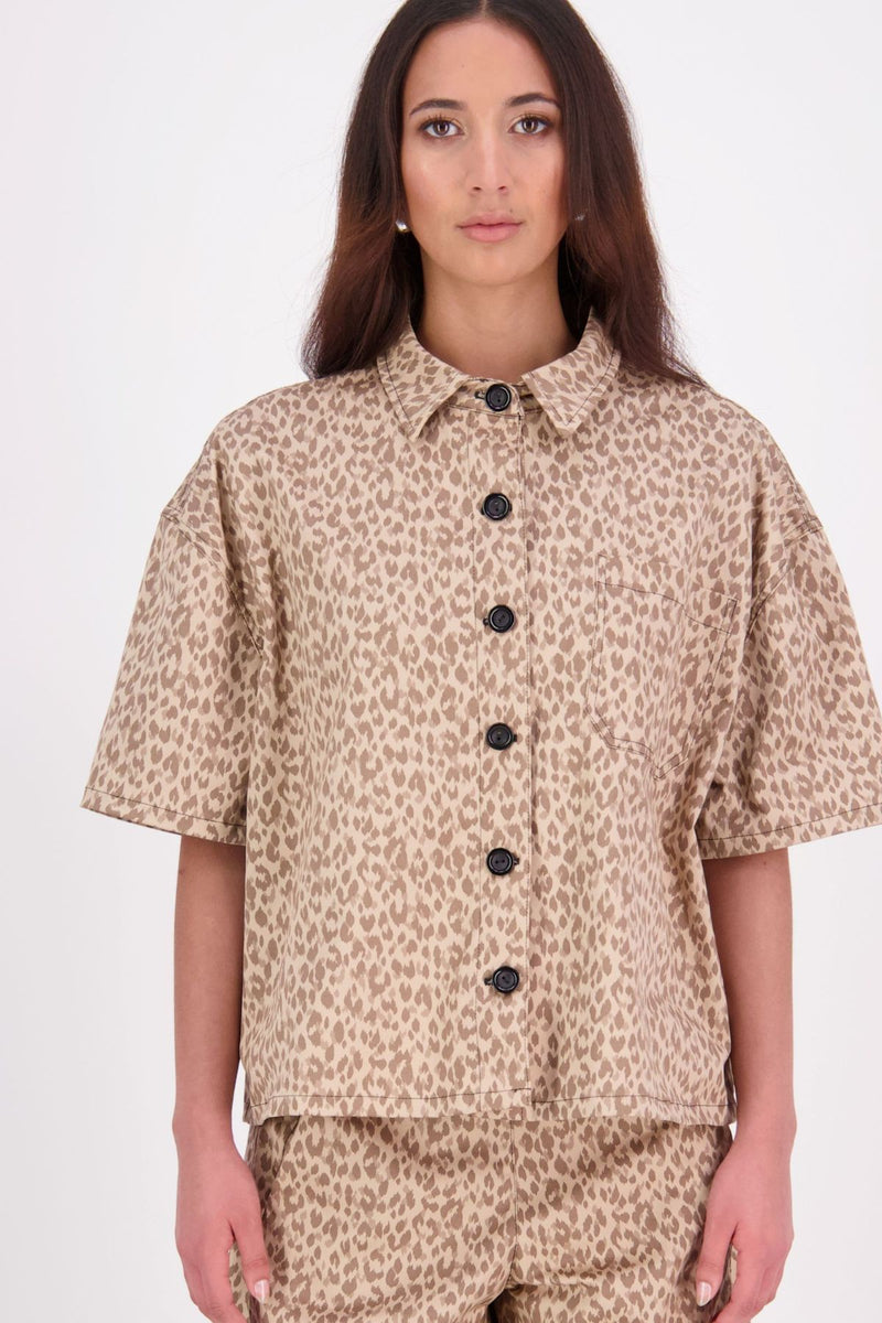The N-E-S Demi Shirt is your ultimate summer must-have, blending a utilitarian edge with everyday versatility. Designed as a short-sleeve, boxy-fit shacket, it features a button-down front, single breast pocket, and elbow-length sleeves. Wear it open or closed—perfect for layering or styling solo through the warmer months.

Our model is 174cm and wear a XS/S (8-10)

Composition: Cotton, lycra

Designed and Made in New Zealand