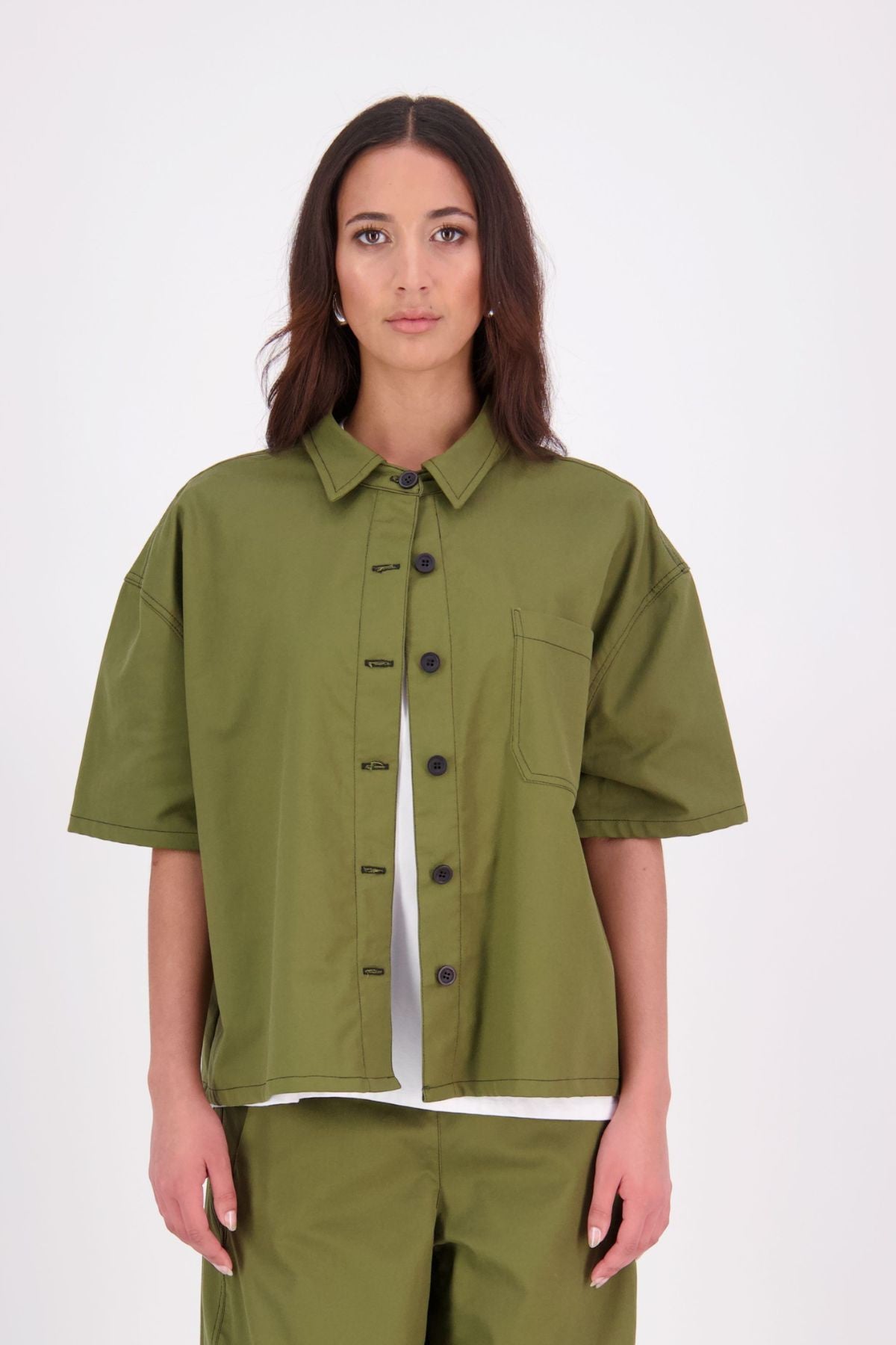 The N-E-S Demi Shirt is your ultimate summer must-have, blending a utilitarian edge with everyday versatility. Designed as a short-sleeve, boxy-fit shacket, it features a button-down front, single breast pocket, and elbow-length sleeves. Wear it open or closed—perfect for layering or styling solo through the warmer months.

Our model is 174cm and wear a XS/S (8-10)

Composition: Kale pop - cotton twill | Black - cotton, nylon

Designed and Made in New Zealand