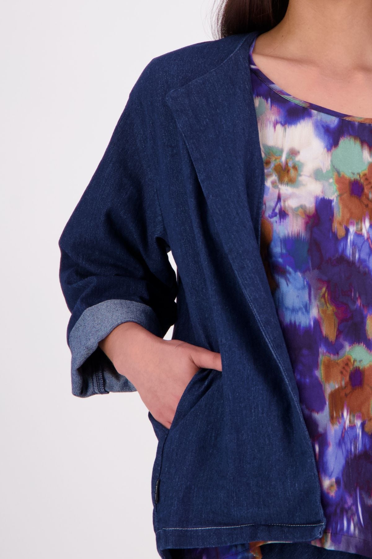 A fresh take on a wardrobe favourite, the NES Denim Echo Jacket now features crisp white topstitching along the hemlines for a modern contrast finish. Crafted in lightweight denim, this relaxed open-front jacket includes practical pockets and a subtle ballooning back panel for added shape. The perfect throw-on layer that effortlessly blends casual cool with elevated edge.