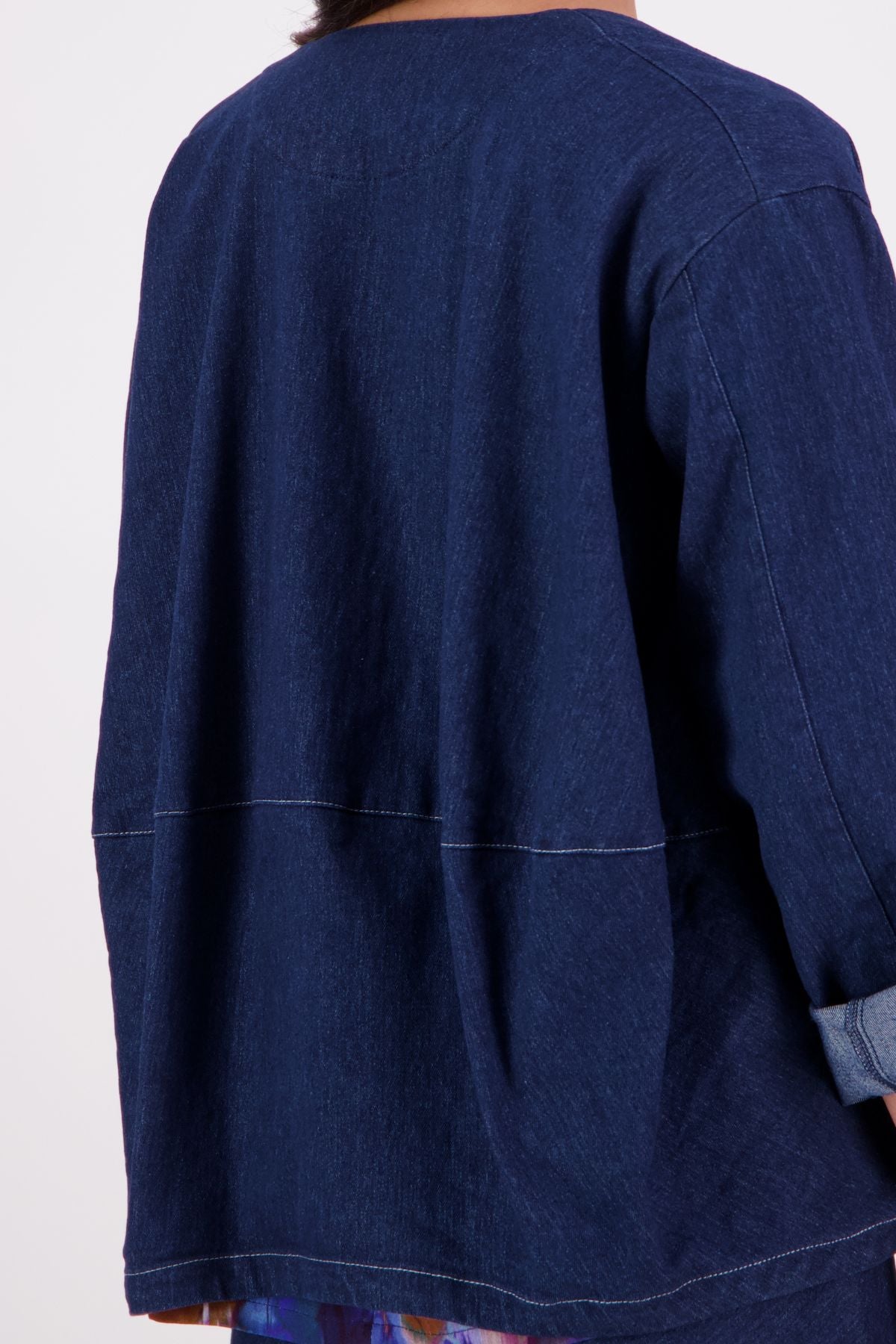 A fresh take on a wardrobe favourite, the NES Denim Echo Jacket now features crisp white topstitching along the hemlines for a modern contrast finish. Crafted in lightweight denim, this relaxed open-front jacket includes practical pockets and a subtle ballooning back panel for added shape. The perfect throw-on layer that effortlessly blends casual cool with elevated edge.