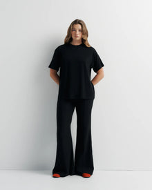 ROMY | SIGNATURE TEE

Classic crew neck boyfriend tee. This relaxed-fit tee features our signature Romy brandmark on the back.

Model is a size AU 8 and wears a size S

Composition: 100% Cotton