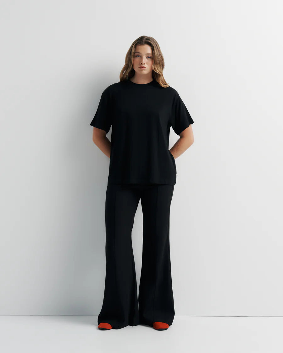 ROMY | SIGNATURE TEE

Classic crew neck boyfriend tee. This relaxed-fit tee features our signature Romy brandmark on the back.

Model is a size AU 8 and wears a size S

Composition: 100% Cotton
