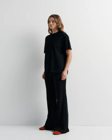ROMY | SIGNATURE TEE

Classic crew neck boyfriend tee. This relaxed-fit tee features our signature Romy brandmark on the back.

Model is a size AU 8 and wears a size S

Composition: 100% Cotton