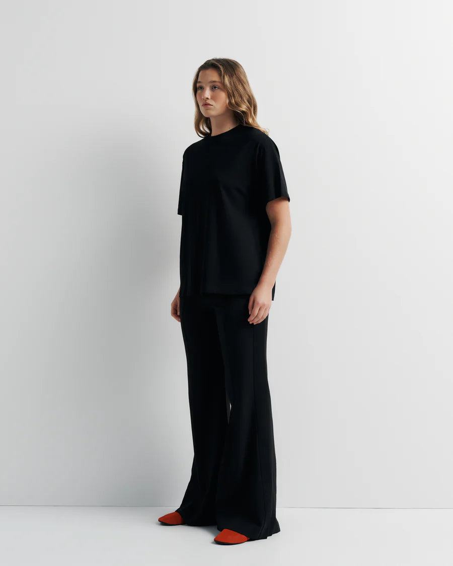 ROMY | SIGNATURE TEE

Classic crew neck boyfriend tee. This relaxed-fit tee features our signature Romy brandmark on the back.

Model is a size AU 8 and wears a size S

Composition: 100% Cotton