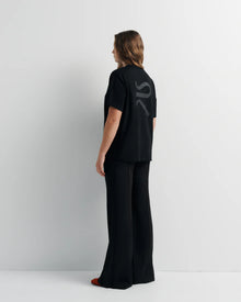 ROMY | SIGNATURE TEE

Classic crew neck boyfriend tee. This relaxed-fit tee features our signature Romy brandmark on the back.

Model is a size AU 8 and wears a size S

Composition: 100% Cotton