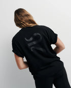 ROMY | SIGNATURE TEE

Classic crew neck boyfriend tee. This relaxed-fit tee features our signature Romy brandmark on the back.

Model is a size AU 8 and wears a size S

Composition: 100% Cotton