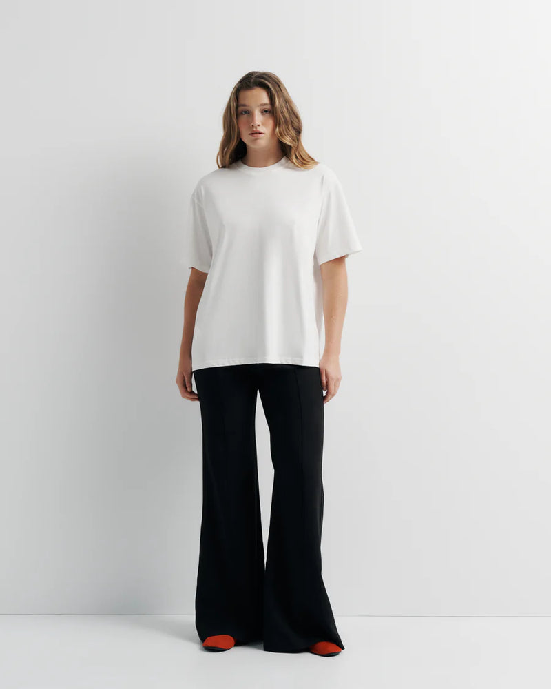 ROMY | SIGNATURE TEE

Classic crew neck boyfriend tee. This relaxed-fit tee features our signature Romy brandmark on the back.

Model is a size AU 8 and wears a size S

Composition: 100% Cotton