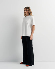 ROMY | SIGNATURE TEE

Classic crew neck boyfriend tee. This relaxed-fit tee features our signature Romy brandmark on the back.

Model is a size AU 8 and wears a size S

Composition: 100% Cotton
