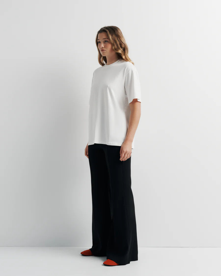 ROMY | SIGNATURE TEE

Classic crew neck boyfriend tee. This relaxed-fit tee features our signature Romy brandmark on the back.

Model is a size AU 8 and wears a size S

Composition: 100% Cotton
