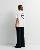 ROMY | SIGNATURE TEE

Classic crew neck boyfriend tee. This relaxed-fit tee features our signature Romy brandmark on the back.

Model is a size AU 8 and wears a size S

Composition: 100% Cotton